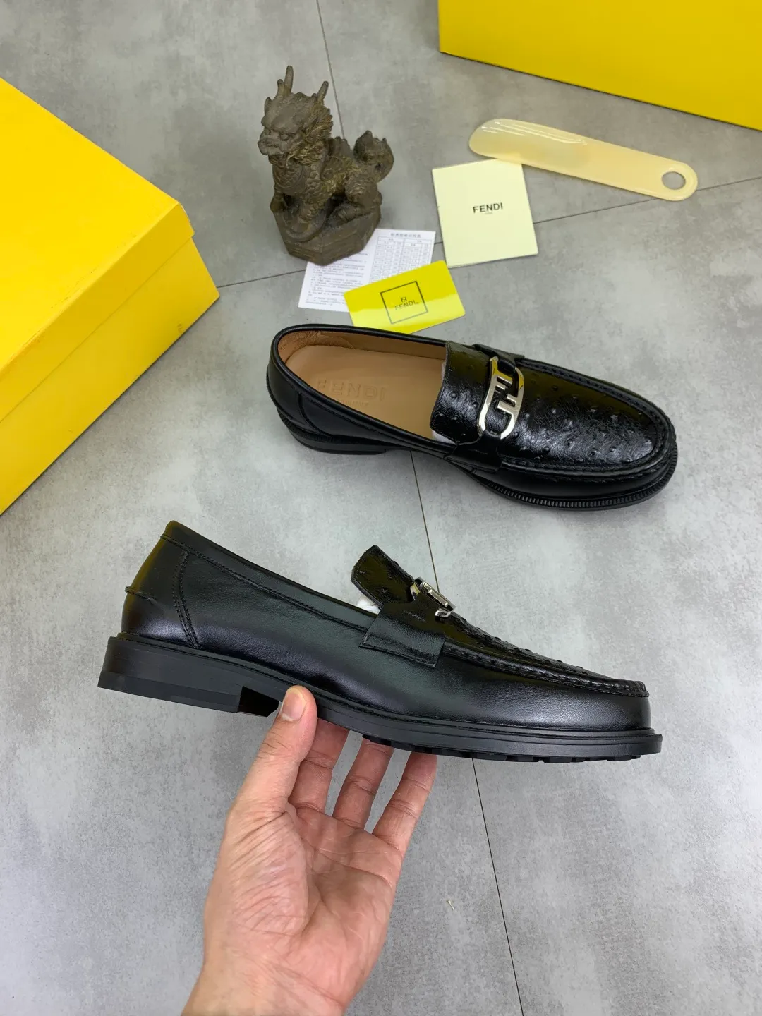 ​Men's shoes 💰P480💰[New model] Water dyed cowhide 🆘 The latest FENDI (Fendi) new casual leather shoes 🕶️🕶️Simple routing effect, showing an elegant and cool driving shoe 🎬Made of Italian 🇮🇹 imported calfskin + first-layer water-dyed cowhide lining🐂Excellent material🎬Detailed workmanship 🤗Comfortable foot feel➰➰. ​Pair it with any outfit to show your taste and temperament, low-key luxury ♻️Design ​simple and elegant ​noble and fashionable 🍃​Very loved and favored by trendy men 💓❤️Size: 38-44 Black available